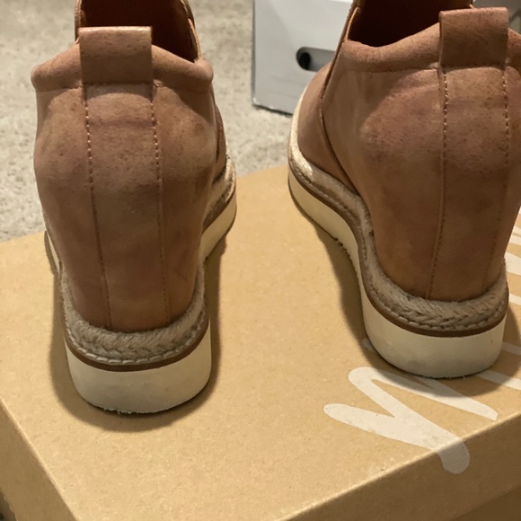 Shoes - Picture 7 of 8